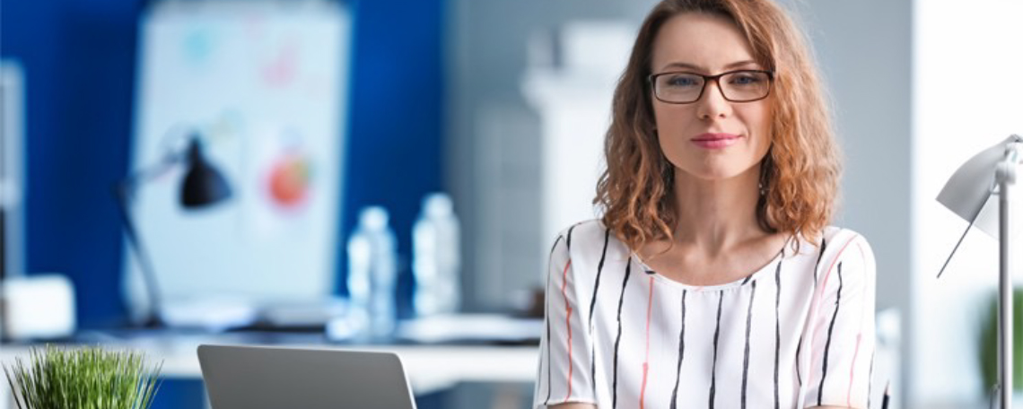 Frau im Office