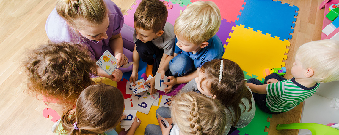 Kinder und Erzieherin