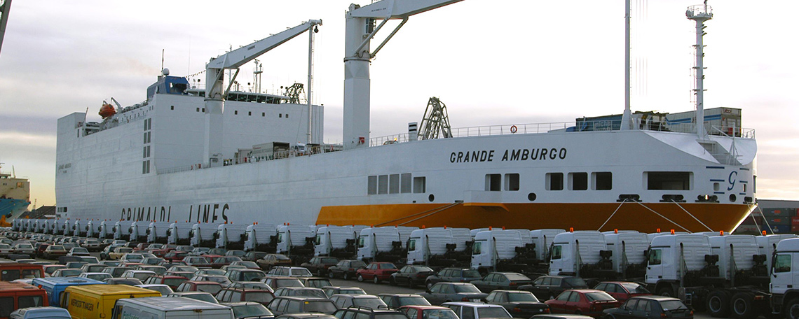 Frachtschiff am Hafen